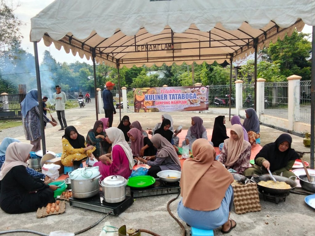 Pelatihan tata boga untuk mendukung perekonomian masyarakat Gampong Mamplam.