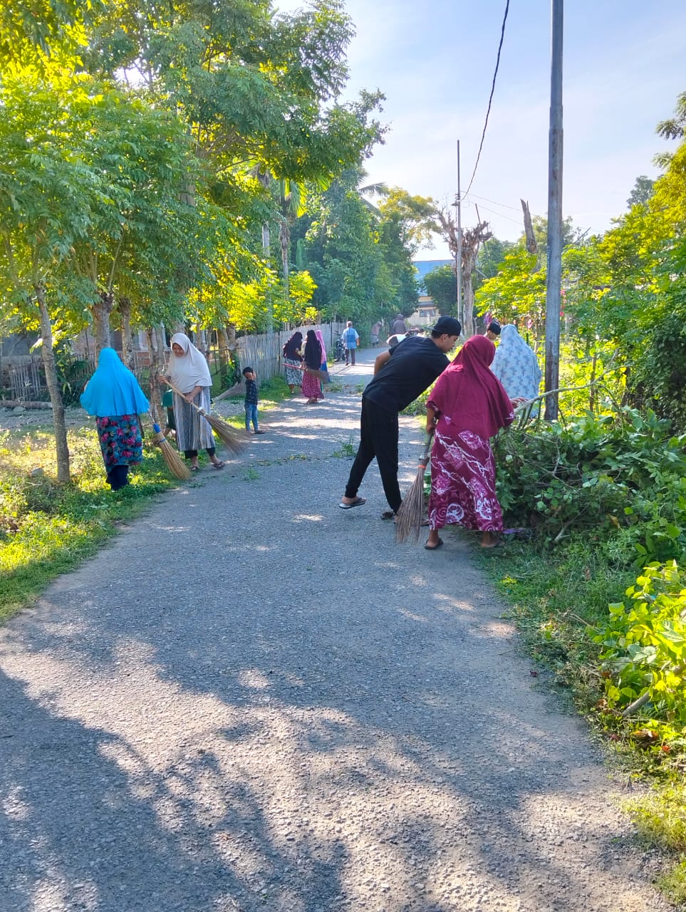 Gotong royong mempererat solidaritas.